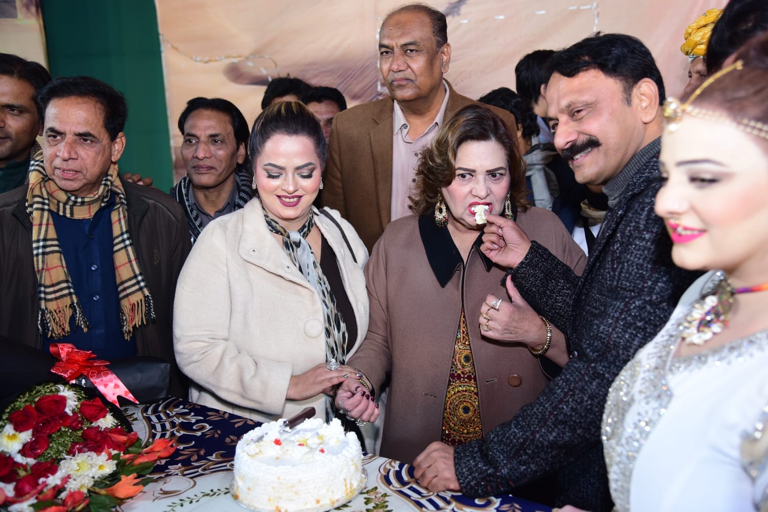 اداکارہ ممتاز اور مدیحہ شاہ ڈرامہ "گاوں کی گوری" دیکھنے پہنچ گئیں