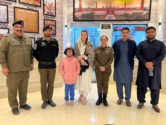 اداکارہ مومنہ اقبال تھانہ مستی گیٹ پہنچ گئیں